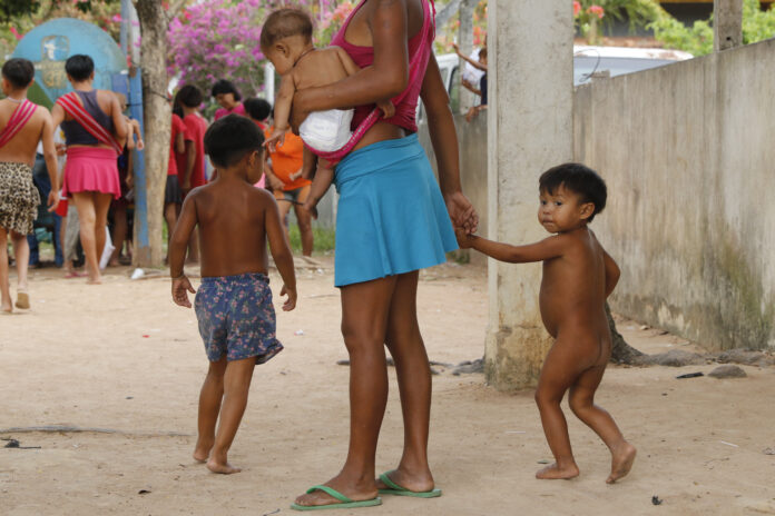 Yanomamis aguardam por familiares nos arredores do Hospital de Campanha que presta atendimento aos indígenas em situação de emergência em Boa Vista