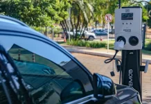 Imposto seletivo: disputa entre elétricos e biocombustíveis deve voltar Carro elétrico sendo carregado em ponto recarga em Brasília. Foto: José Cruz/Agência Brasil