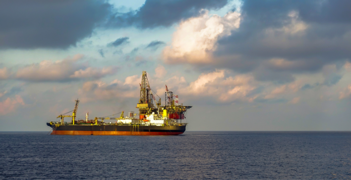 Plataforma de extração de gás natural. Foto: Sadagus/Getty Images