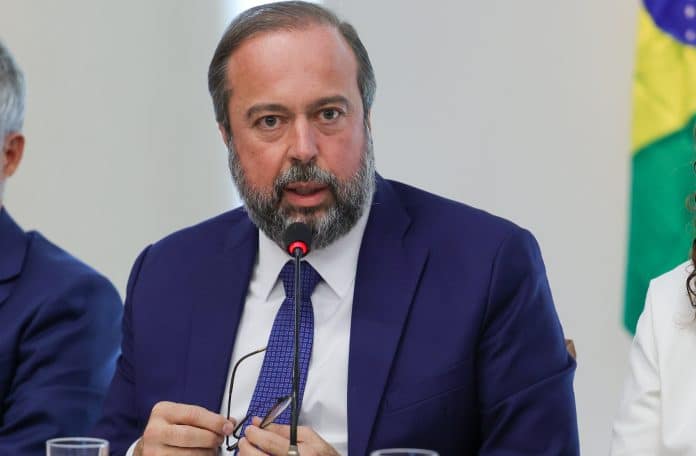 Seis ministérios assinam acordos para modernização de empresa