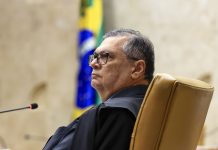 STF aprova plano do Congresso para transparência no pagamento de emendas Ministro Flávio Dino na sessão plenária do STF.