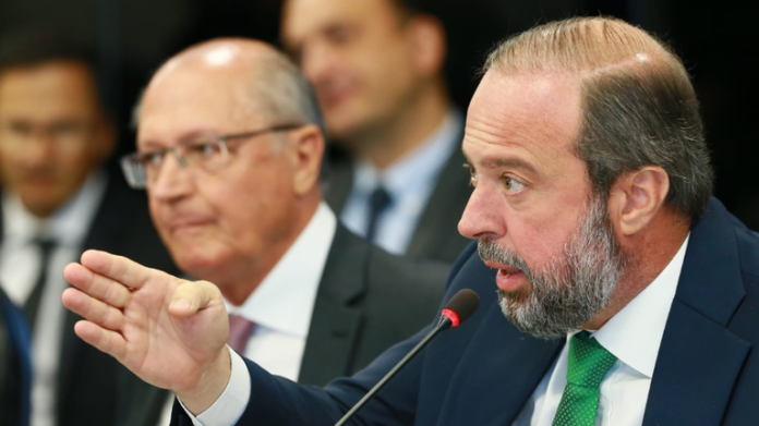 Ministro de Minas e Energia, Alexandre Silveira (PSD), em reunião do CNPE, para discutir sobre a politica energética brasileira. No lado direito, está o vice-presidente da República, Geraldo Alckimin (PSB). Foto:
