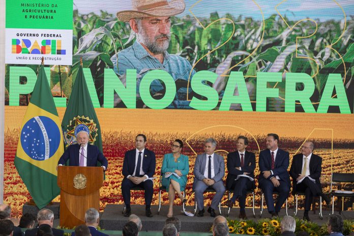 Braslia (DF) 27/06/2023 - O presidente Luiz Incio Lula da Silva (e) participa da Cerimnia no Palcio do Planalto do lanamento do Plano Safra 2023/2024.Foto: Jodson Alves/Agncia Brasil