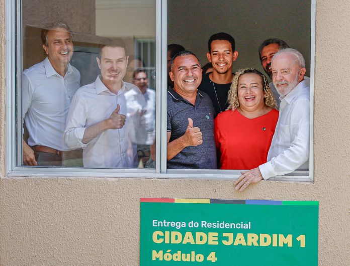 Cerimônia de entrega de unidades habitacionais do Minha Casa, M