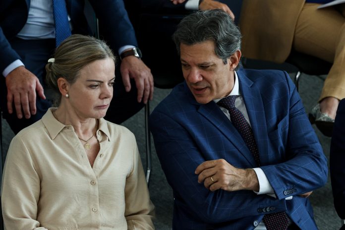 O ministro da fazenda, Fernando Haddad (d) e Gleisi Hoffmann (e), durante cerimônia de lançamento do programa “Crédito do Trabalhador” Foto: Antonio Cruz/Agência Brasil