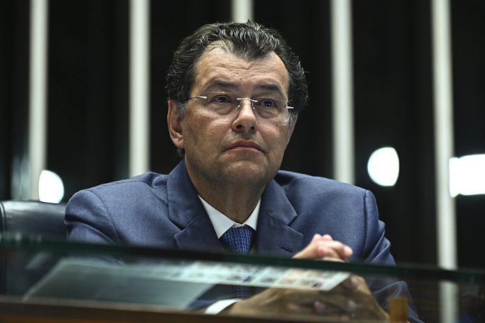 Senador Eduardo Braga (MDB-AM). Plenário do Senado Senador Eduardo Braga (MDB-AM).