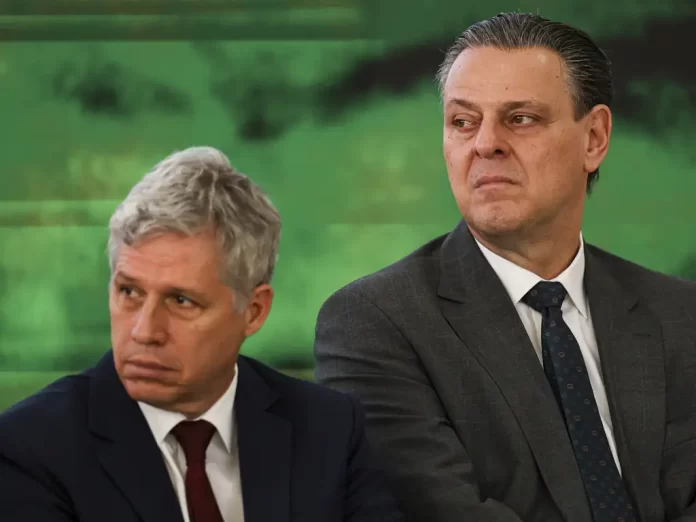 Os ministros do Desenvolvimento Agrário, Paulo Teixeira, e da Agricultura, Carlos Fávaro