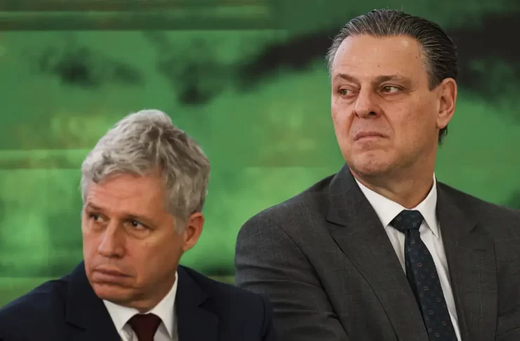 Os ministros do Desenvolvimento Agrário, Paulo Teixeira, e da Agricultura, Carlos Fávaro
