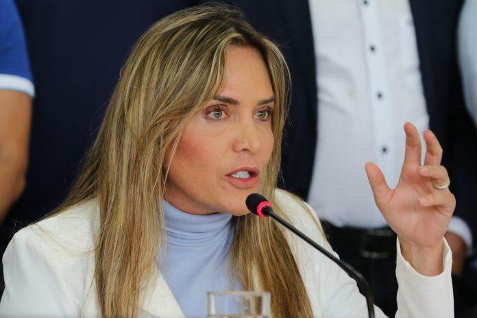 A governadora interina do Distrito Federal, Celina Leão,faz declaração à imprensa, para anunciar a criação de um grupo para restabelecimento da ordem na capital federal, após as invasões e depredações nos prédios do Congresso Nacional, Planalto