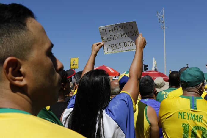 Bolsonaro reúne apoiadores em manifestação em Copacabana