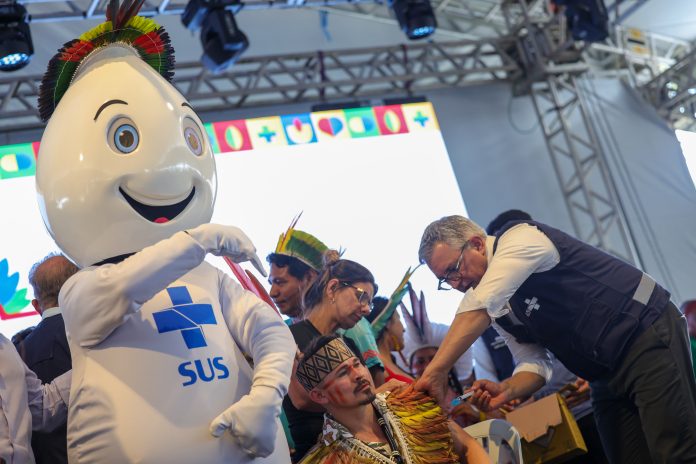 Brasília (DF) 09/04/2025 O ministro da Saúde, Alexandre Padilha, vacina indígenas durante a plenária de saúde indígena no Acampamento Terra Livre
