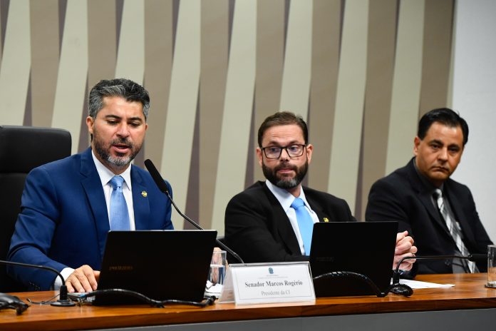 Presidente da CI, senador Marcos Rogério (PL-RO) conduz reunião; senador Jorge Seif (PL-SC). Foto: Roque de Sá/Agência Senado