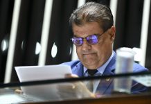 Senador articula retirada de carne bovina da taxação Plenário do Senado Federal durante sessão deliberativa ordinária. Ordem do dia. Na pauta, PEC 37/2022, que inclui guardas municipais e agentes de trânsito no sistema de segurança pública. Mesa: senador Nelsinho Trad (PSD-MS).