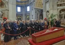 Análise: O Papa, as moedas e o que não entendemos Vaticano, 25/04/2025 - Presidente da República, Luiz Inácio Lula da Silva, durante Velório de Sua Santidade o Papa Francisco. Altar da Confissão, Basílica de São Pedro.