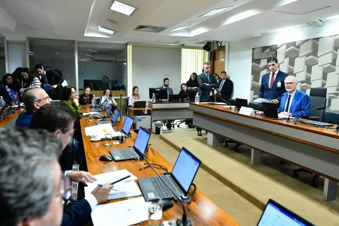 CAE - Comissão de Assuntos Econômicos. Mesa: presidente da CAE, senador Renan Calheiros (MDB-AL). Foto: Geraldo Magela/Agência Senado Mesa: presidente da CAE, senador Renan Calheiros (MDB-AL). Bancada: senador Vanderlan Cardoso (PSD-GO); senador Fernando Dueire (MDB-PE); senadora Damares Alves (Republicanos-DF).