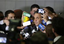 PSDB deve anunciar fusão com Podemos até o fim de abril 2018, Brasília - Senador Aécio Neves (PSDB-MG) fala à imprensa após o STF aceitar denúncia da PGR contra si, pelos crimes de corrupção e obstrução de Justiça
