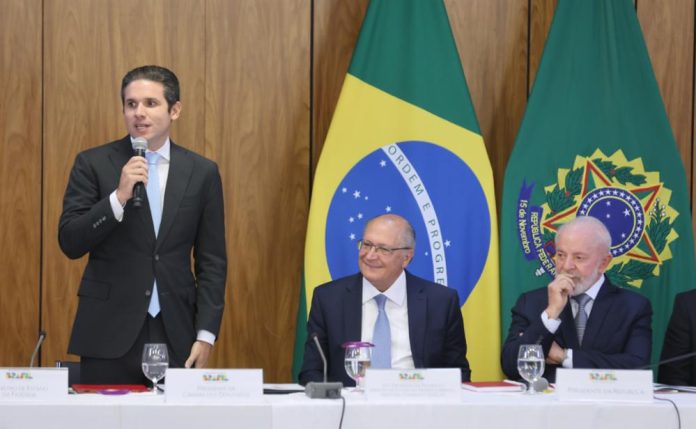 img20250318131613097MED Reunião para Anúncio do Envio do Projeto de Lei de Ampliação da isenção do Imposto de Renda ao Congresso Nacional. Presidente da Câmara dos Deputados, Hugo Motta (REPUBLICANOS - PB); Vice-presidente da República, Geraldo Alckmin e Presidente da República, Luis Inácio Lula da Silva.
