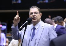 Líder do PL se diz contra cassação de Glauber Braga, mas que seguirá decisão do partido Deputado federal Sóstenes Cavalcante (PL-RJ)