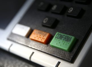 Análise: Simbólico, concreto e o imponderável na sucessão presidencial Técnicos do TRE-DF realizam a conferência e a lacração de urnas eletrônicas para o 1º turno das Eleições 2022. sucessão