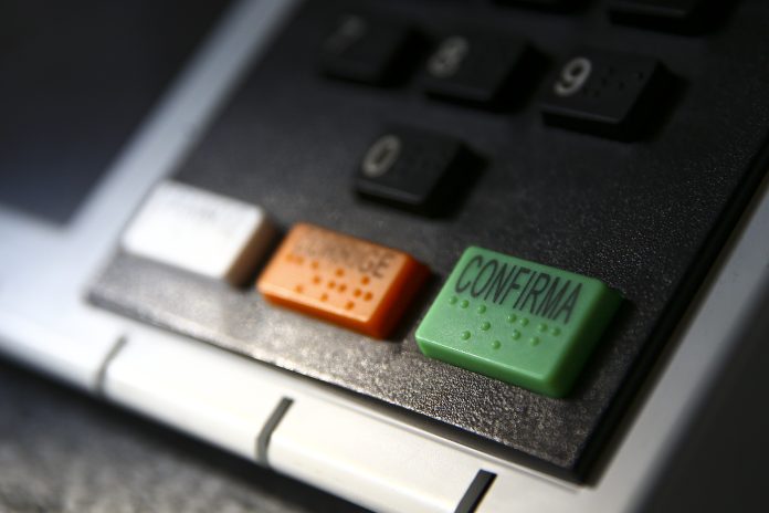 Técnicos do TRE-DF realizam a conferência e a lacração de urnas eletrônicas para o 1º turno das Eleições 2022. sucessão