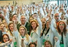 Médicos formados no exterior começam a atuar no SUS por meio do Mais Médicos Brasília (DF), 17/03/2025 - O ministro da Saúde, Alexandre Padilha (c), anuncia a expansão do programa mais médicos com a oferta de novas vagas no primeiro edital de 2025.