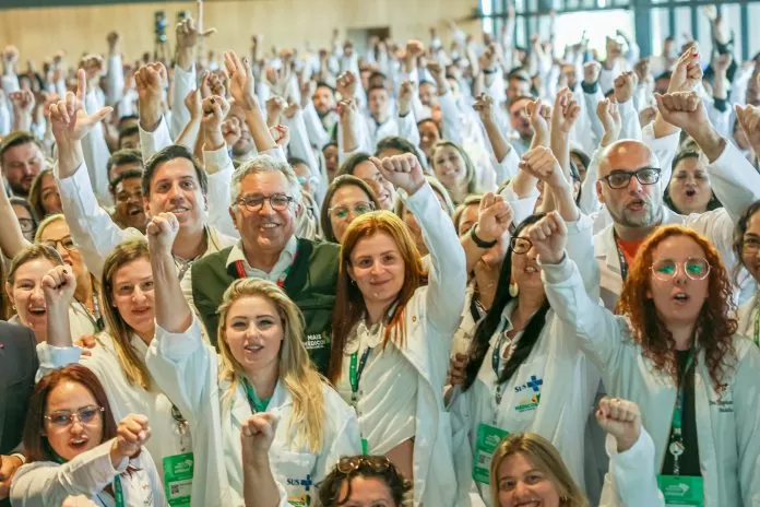 Programa Mais Médicos Brasília (DF), 17/03/2025 - O ministro da Saúde, Alexandre Padilha (c), anuncia a expansão do programa mais médicos com a oferta de novas vagas no primeiro edital de 2025.