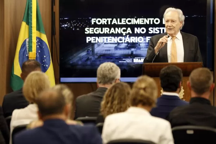 Balanço de investimento no Sistema Penitenciário Federal Brasília (DF), 13/02/2025 - O ministro da Justiça e Segurança Pública, Ricardo Lewandowski, apresenta balanço detalhado dos investimentos e das medidas implementadas pela pasta para reforçar a segurança nas unidades prisionais do Sistema Penitenciário Federal. O foco da apresentação terá ênfase nas ações executadas após a fuga de dois detentos da Penitenciária Federal de Mossoró, no Rio Grande do Norte, em 14 de fevereiro de 2024.