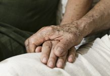 Envelhecimento populacional ameaça crescimento global, diz FMI Brasília (DF), 22/09/2023 - Natália Duarte e seu pai, Ítalo, que tem a doença de Alzheimer.