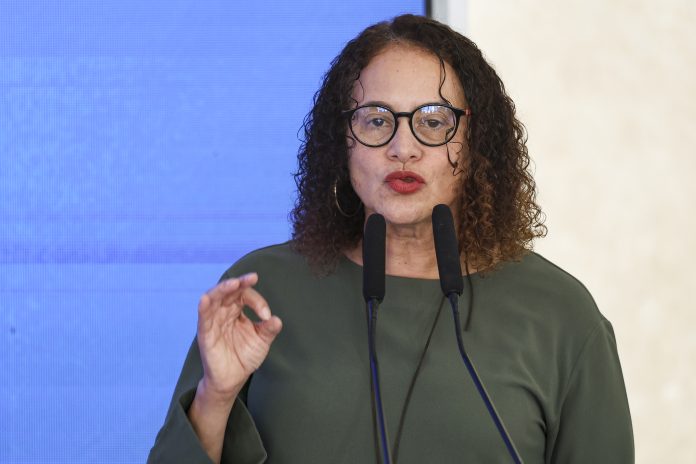 Ministra Luciana Santos