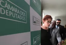 Alexandre de Moraes determina prisão preventiva de Carla Zambelli Brasília (DF) 02/08/2023 Deputada Carla Zambelli durente coletiva no salão verde da Câmara dos Deputados.