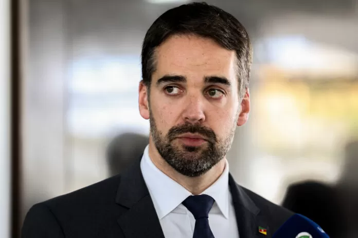 Governador do Rio Grande do Sul, Eduardo Leite durante entrevista após encontro com presidente Luiz Inácio Lula da Silva. Foto: Valter Campanato/Agência Brasil.