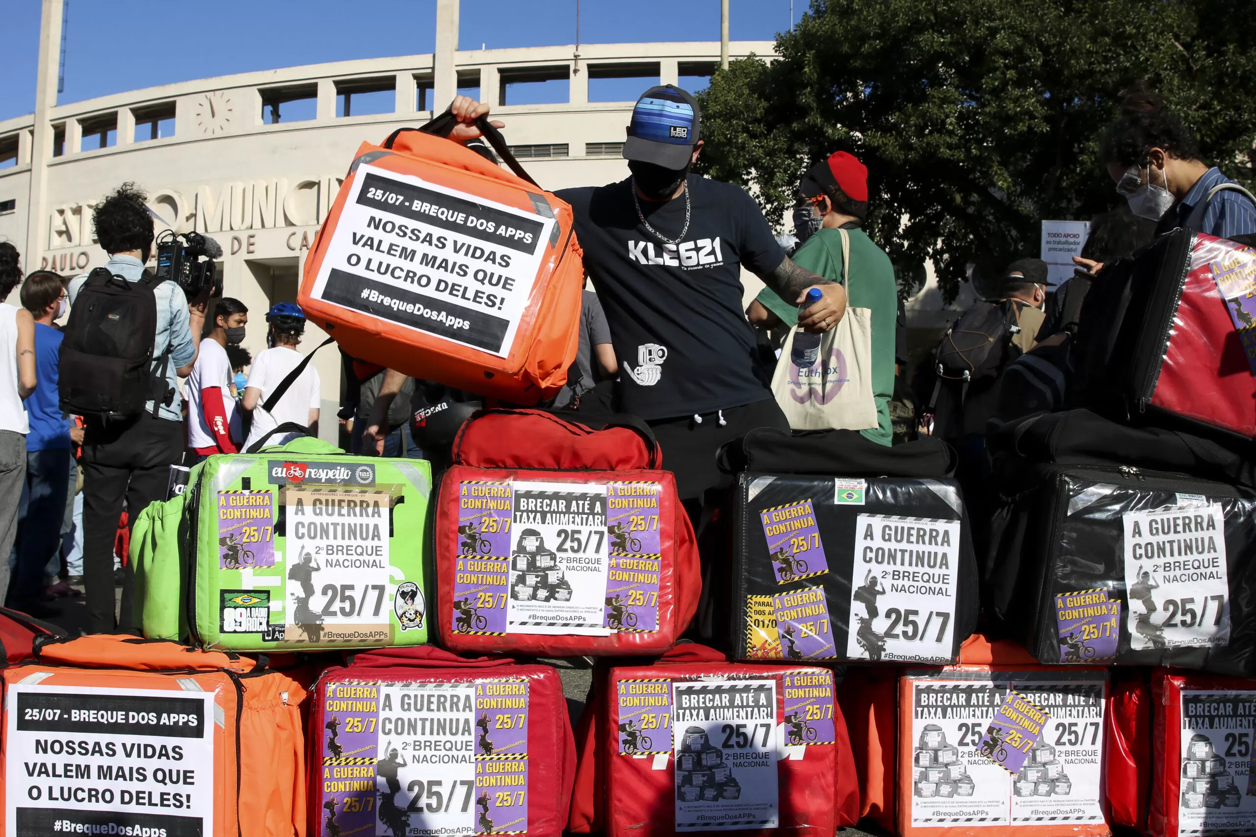 Paralização dos entregadores de aplicativo na praça Charles Miller, Pacaembu.