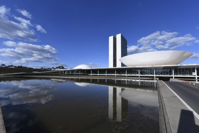 Fachada do Congresso Nacional, a sede das duas Casas do Poder Legislativo brasileiro. As cúpulas abrigam os plenários da Câmara dos Deputados (côncava) e do Senado Federal (convexa), enquanto que nas duas torres - as mais altas de Brasília, com 100 metros - funcionam as áreas administrativas e técnicas que dão suporte ao trabalho legislativo diário das duas instituições.