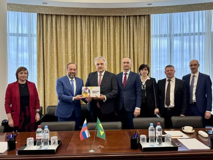 Alexandre Silveira em reunião sobre exploração de urânio e lítio