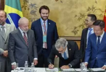 Brasil e China firmam parceria para produzir combustível sustentável de aviação Presidente da República, Luiz Inácio Lula da Silva, durante audiência concedida ao Presidente da Envision, Lei Zhang. Hotel St. Regis, Pequim - China. combustível aviação