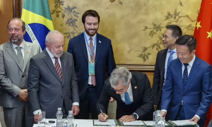 12.05.2025 - Audiência concedida ao Presidente da Envision, Lei Presidente da República, Luiz Inácio Lula da Silva, durante audiência concedida ao Presidente da Envision, Lei Zhang. Hotel St. Regis, Pequim - China. combustível aviação