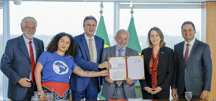Foto: Ricardo Stuckert / PR Ministro da Educação, Camilo Santana, para assinatura do Decreto da Nova Política de Educação a Distância(EaD)
