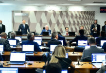 Comissão do Senado aprova PEC que extingue reeleição a partir de 2034 Comissão de Constituição, Justiça e Cidadania (CCJ) realiza reunião com 6 itens. Entre eles, o PL 5.490/2023, que altera o art. 323 do Decreto-Lei nº 3.689, de 3 de outubro de 1941 – Código de Processo Penal, para tornar insuscetíveis de fiança os crimes relacionados à prática da pedofilia. Mesa: presidente da CCJ, senador Otto Alencar (PSD-BA); senador Jorge Kajuru (PSB-GO). Bancada: senador Esperidião Amin (PP-SC); senador Sergio Moro (União-PR); senador Izalci Lucas (PL-DF); senador Marcio Bittar (União-AC); senador Eduardo Girão (Novo-CE); senador Carlos Portinho (PL-RJ). reeleição