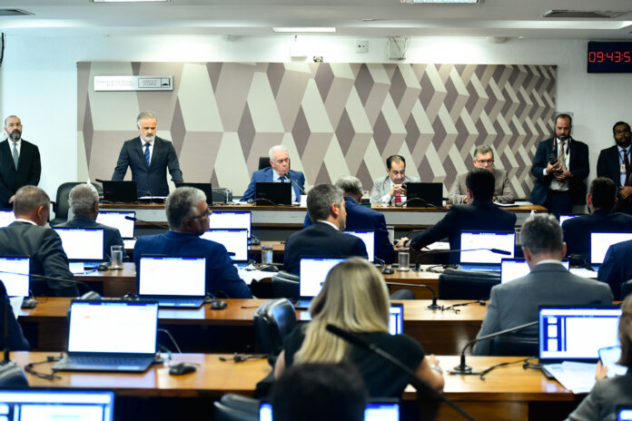 CCJ - Comissão de Constituição, Justiça e Cidadania Comissão de Constituição, Justiça e Cidadania (CCJ) realiza reunião com 6 itens. Entre eles, o PL 5.490/2023, que altera o art. 323 do Decreto-Lei nº 3.689, de 3 de outubro de 1941 – Código de Processo Penal, para tornar insuscetíveis de fiança os crimes relacionados à prática da pedofilia. Mesa: presidente da CCJ, senador Otto Alencar (PSD-BA); senador Jorge Kajuru (PSB-GO). Bancada: senador Esperidião Amin (PP-SC); senador Sergio Moro (União-PR); senador Izalci Lucas (PL-DF); senador Marcio Bittar (União-AC); senador Eduardo Girão (Novo-CE); senador Carlos Portinho (PL-RJ). reeleição