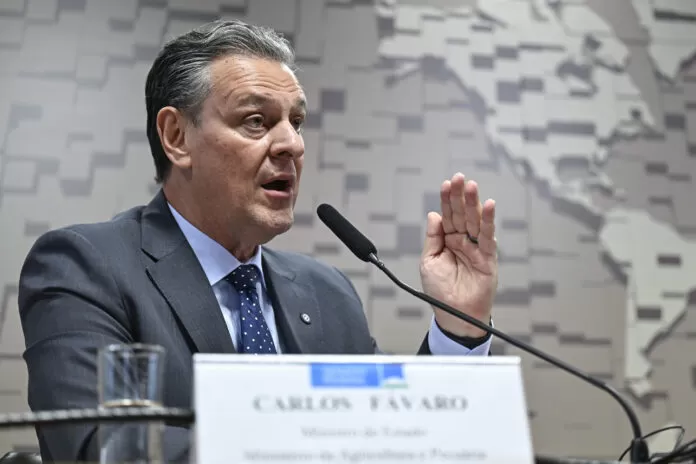 CRA - Comissão de Agricultura e Reforma Agrária Comissão de Agricultura e Reforma Agrária (CRA) promove audiência com o ministro de Estado da Agricultura e Pecuária, para falar sobre as medidas contra a gripe aviária no Brasil. À mesa, ministro de Estado da Agricultura e Pecuária (Mapa), Carlos Fávaro, em pronunciamento.