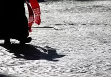 Conclave para eleger novo papa começa nesta quarta-feira com diversidade histórica Cardeal chega para o conclave, que deve definir o próximo papa