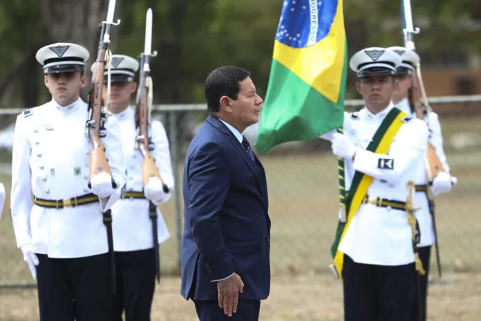O vice-presidente da República Hamilton Mourão, participa da cerimônia militar alusiva ao Dia do Aviador e Dia da Força Aérea Brasileira (FAB) O então vice-presidente da República Hamilton Mourão, participa da cerimônia militar alusiva ao Dia do Aviador e Dia da Força Aérea Brasileira (FAB)