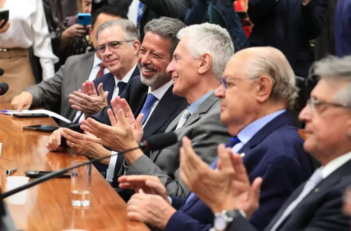 Brasília (DF), 06/05/2025 - A comissão especial que vai debater a isenção de Imposto de Renda para quem ganha até R$ 5 mil (PL 1.087/25) foi instalada. Deputado Rubens Pereira Júnior (PT-MA) o presidente do colegiado e o deputado Arthur Lira (PP-AL), o relator.