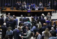 Câmara aprova urgência de projeto que reduz benefícios tributários em 10% Brasília (DF), 21/05/2025 - Câmara dos Deputados durante sessão plenária para votar o projeto de lei (PL 1.466/2025) lei que propõe uma revisão do sistema de carreira e remuneração dos servidores públicos do Poder Executivo federal.