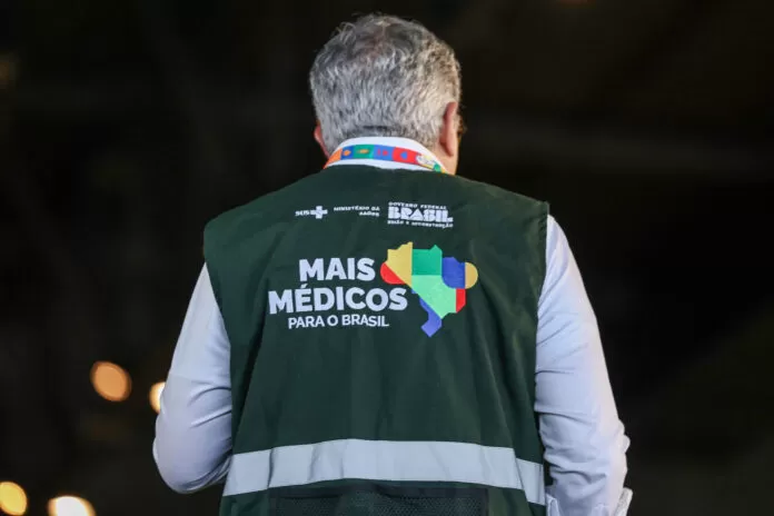 Brasília (DF), 17/03/2025 - O ministro da Saúde, Alexandre Padilha (Costas), anuncia a expansão do programa mais médicos com a oferta de novas vagas no primeiro edital de 2025.