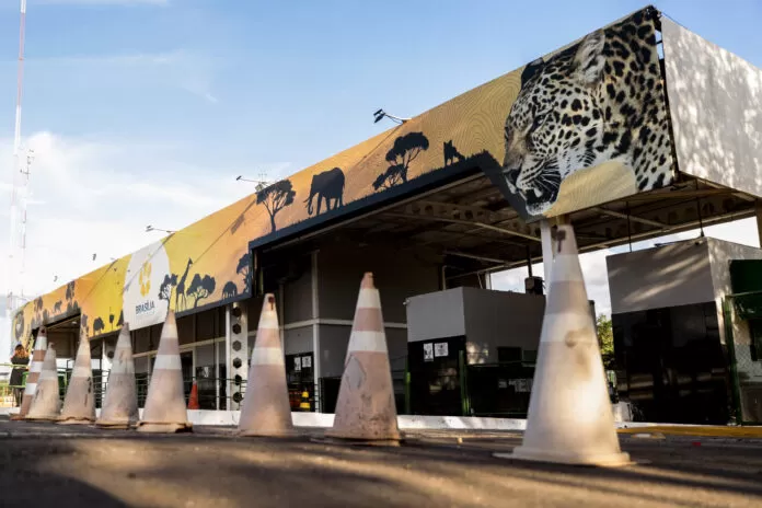 Zoológico de Brasília é fechado com suspeita de gripe aviári Brasília (DF), 28/05/2025 - O Zoológico de Brasília precisou fechar as portas por suspeitas de casos de gripe aviária. Segundo informações preliminares, um pombo e um pato foram encontrados mortos e levantaram suspeitas sobre a infecção.