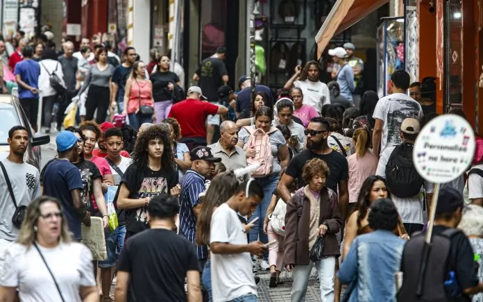 São Paulo (SP) 03/09/2024 Movimento no comércio de São Paulo na rua 25 de Março, após o anúncio do aumento do PIB. povo, população, IDH