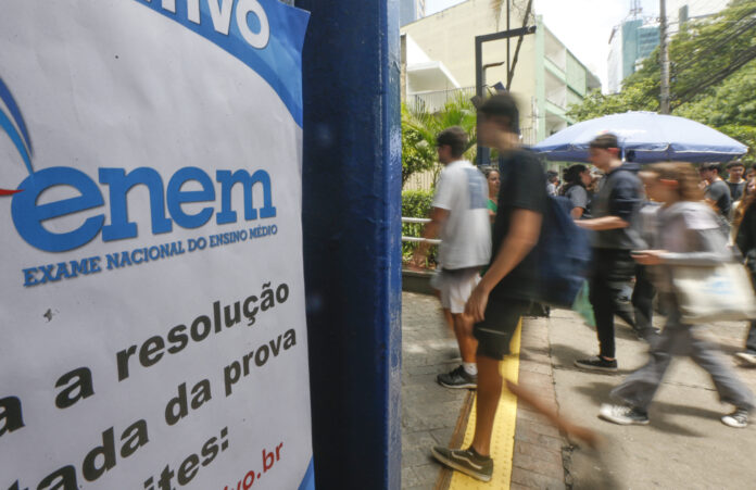 enem cobertura São Paulo (SP), 10/11/2024 - Estudantes no segundo dia de provas do ENEM na UNIP Vergueiro em São Paulo.