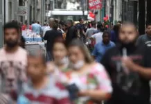 Brasil é o país com a maior diversidade genética do mundo, revela estudo da USP Movimentação de pessoas nas ruas do centro da cidade.