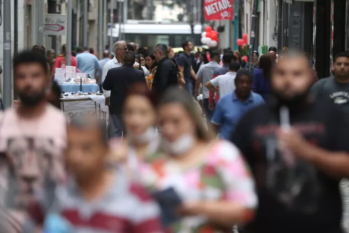 Movimentação de pessoas nas ruas do centro da cidade. Movimentação de pessoas nas ruas do centro da cidade.